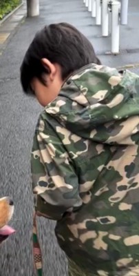 早朝の道を歩く男の子