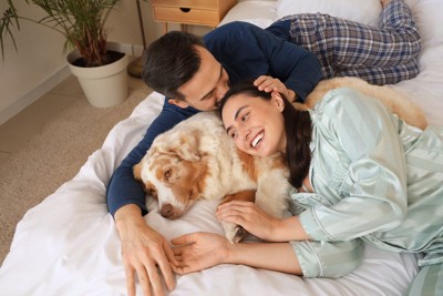 犬と寝る女性
