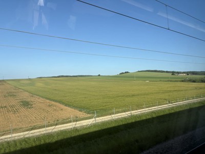 車窓。何もない風景が延々続くのがフランスあるある