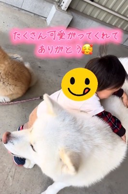 桜ちゃんに抱きつく男の子