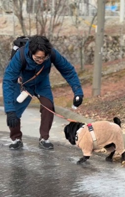 後ろに滑っていく男性