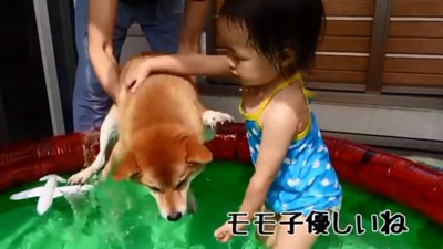 花子ちゃんに手を添えるモモ子ちゃん