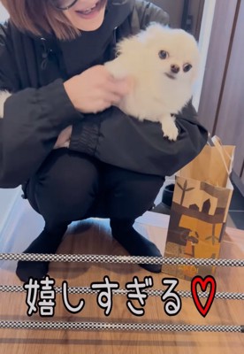 愛犬を抱きしめる女性