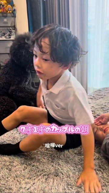 起き上がって犬から逃げる男の子