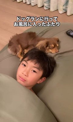 遊び疲れて寝るアムくんと男の子