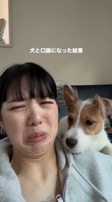 犬に吠えられて顔をしかめる飼い主
