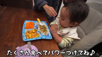 朝ごはんを食べる娘さん