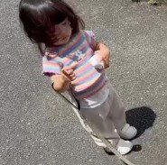 犬のリードを握る女の子