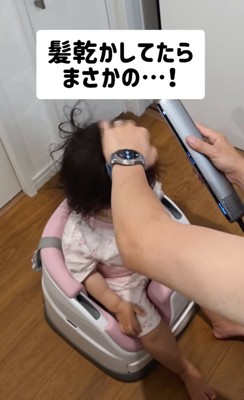 髪を乾かす女の子