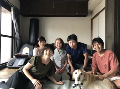 家族と一緒にいる犬