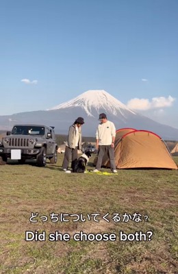 犬を挟むように立つ男女