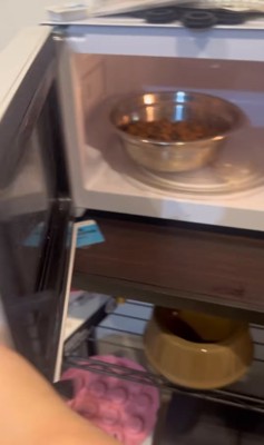 ご飯をレンジで加熱するふりをする飼い主