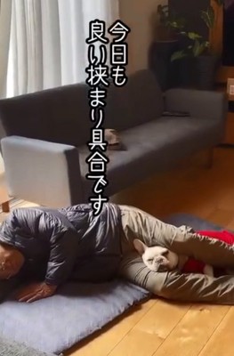 おじいちゃんの足に挟まるブン太くん