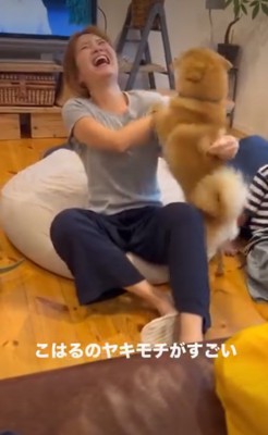 お母さんと遊ぶ犬1