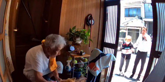 自宅に向かって歩く老年女性