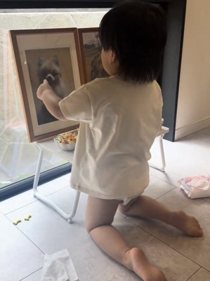 遺影を指さす子ども