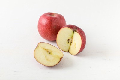 りんご2個、1つはカットされた