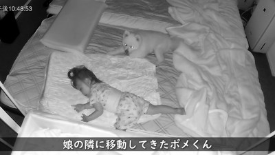 赤ちゃんの隣にゴロン