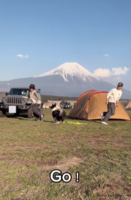 別の方向へと走り出す男女