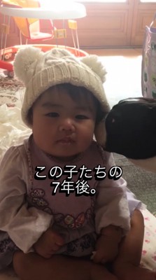 赤ちゃんの顔に口をくっつける犬