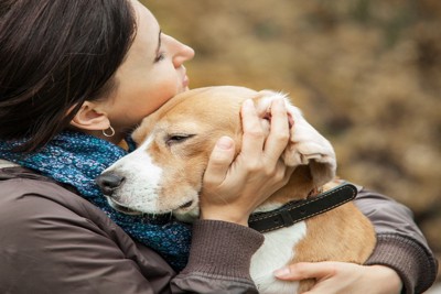 女性と犬