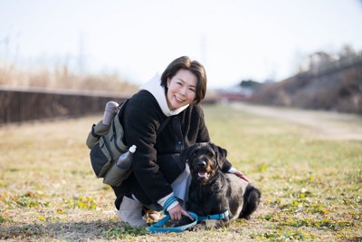 女性と黒い犬
