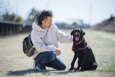 男性と犬