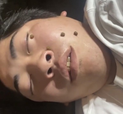 顔の上に並べられた複数のおやつ