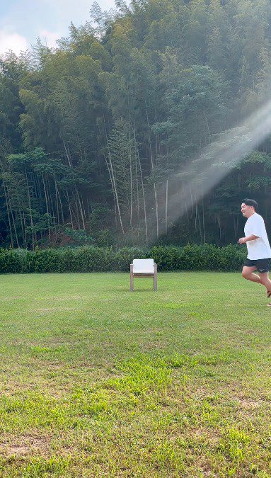 スタート位置に向かって走る男性