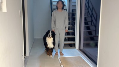 立つ男性と犬