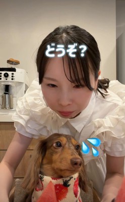 困惑顔で見つめる…
