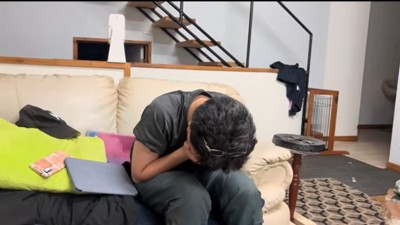 泣き真似する男性