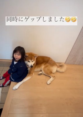 見上げる娘さん