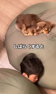 遊び疲れて寝るアムくんと男の子4