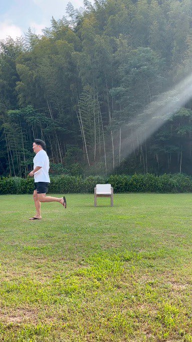 犬と女性がいる方へ走っていく男性