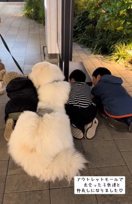 横の子どもに顔を近づけるわたまるくん2