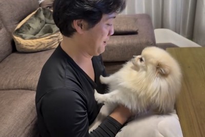 前足を使って距離を取る犬