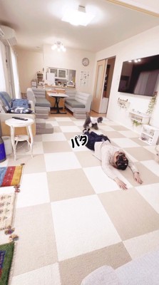 リビングの床にうつ伏せになる飼い主