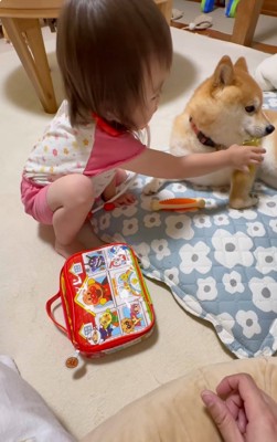 薬を近づける娘さん