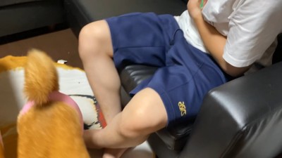 蹴られて苦しむお兄ちゃんを放置