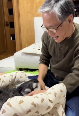 笑顔で撫でる人