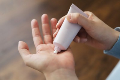 ハンドクリームを塗る女性