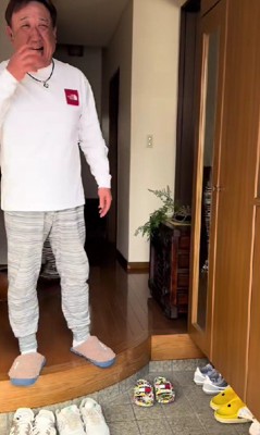 目尻を下げて大喜び