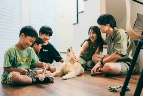 飼い主家族と大型犬の子犬