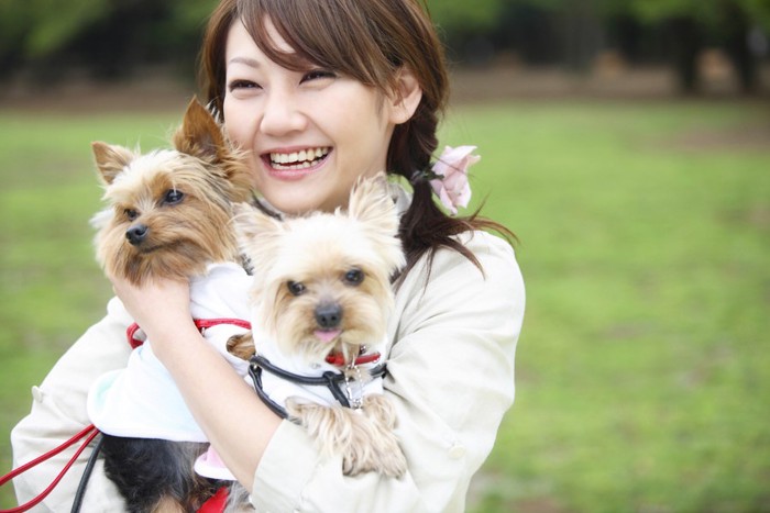 犬を抱く女性