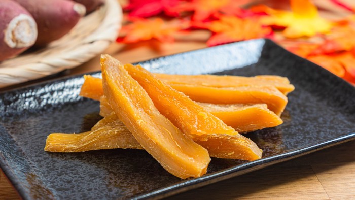 黒いお皿の上にのっている干し芋