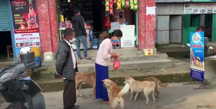 袋を持つ女性