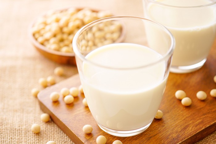 コップに注がれた豆乳とお皿に盛られた大豆