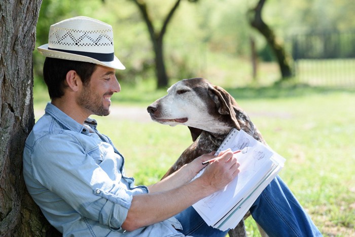 男性と見つめ合う犬