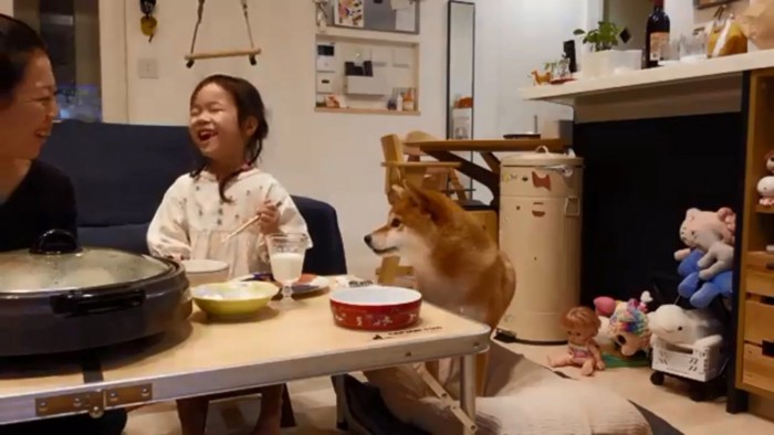 笑い合うママさんとモモ子ちゃん